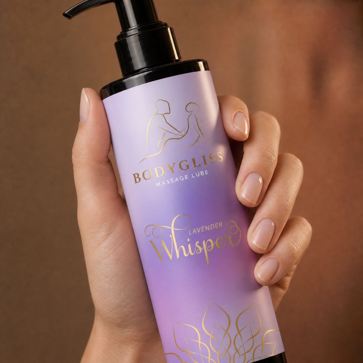 Lavender Whisper Massageolie & Glijmiddel met Lavendel 150 ml – BodyGliss met dames hand