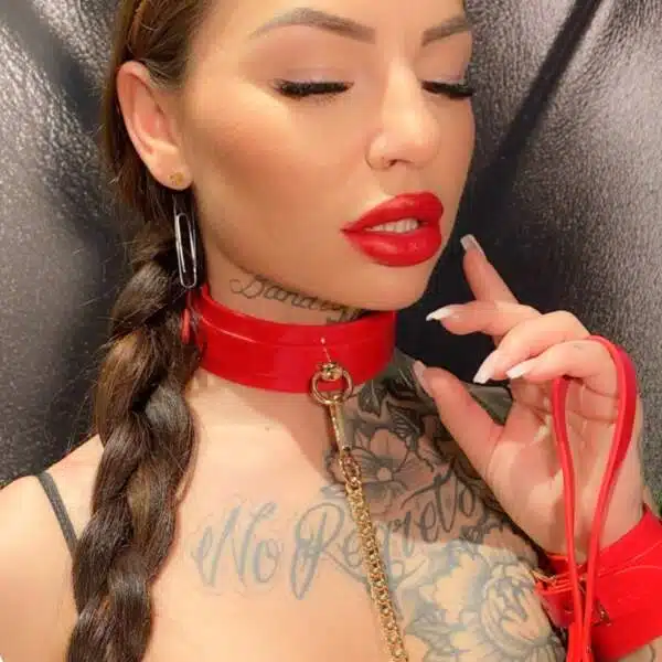 Kinky Diva - Collar & Leash - Choker met Riem - BDSM - Lak - Rood - Goud