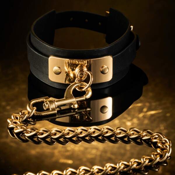 Kinky Diva - Vegas Sinners - Zwarte PU-leren Collar met O-ring en Gouden Leash - Afbeelding 5