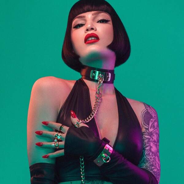 Kinky Diva - Vegas Sinners - Zwarte PU-leren Collar met O-ring en Gouden Leash - Afbeelding 7