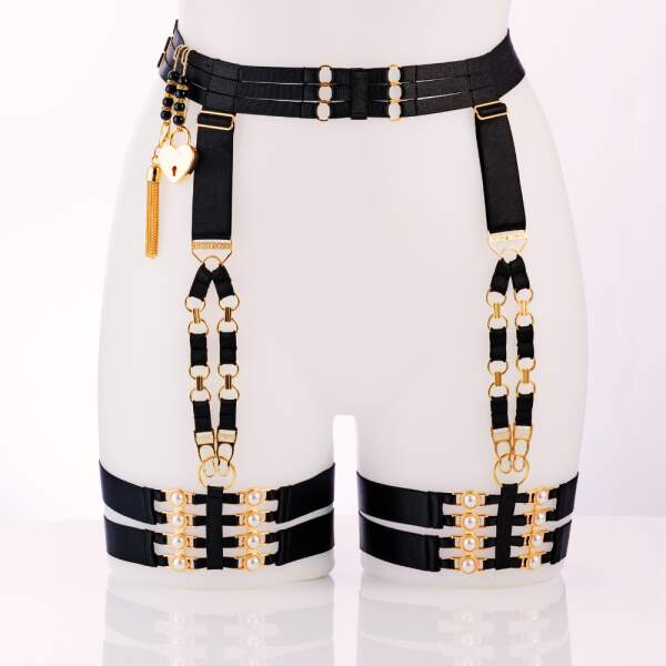 Kinky Diva - Decadence - Isis II - Parels - Gouden Details - Jarretelgordel - Harnas - Zwart - Afbeelding 9