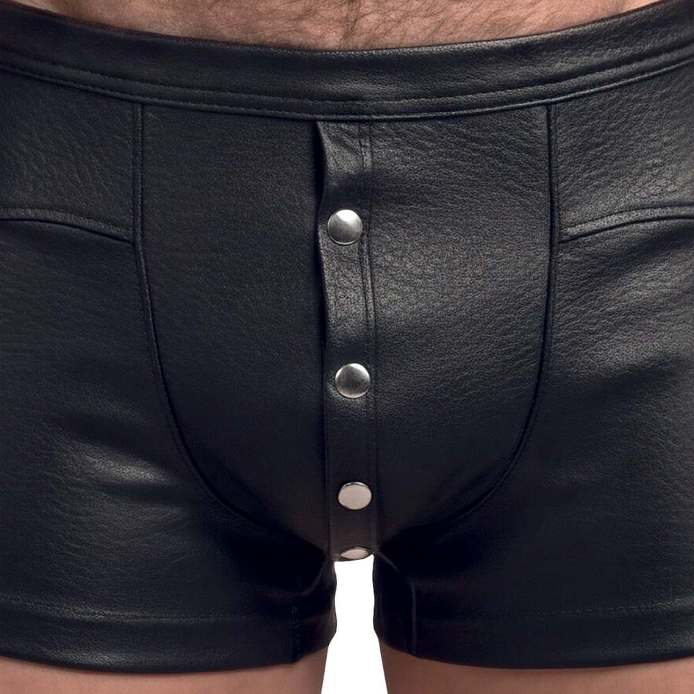 Sexy Heren Fetish Short van Zwart Kunstleer met Drukknopen – Svenjoyment Close