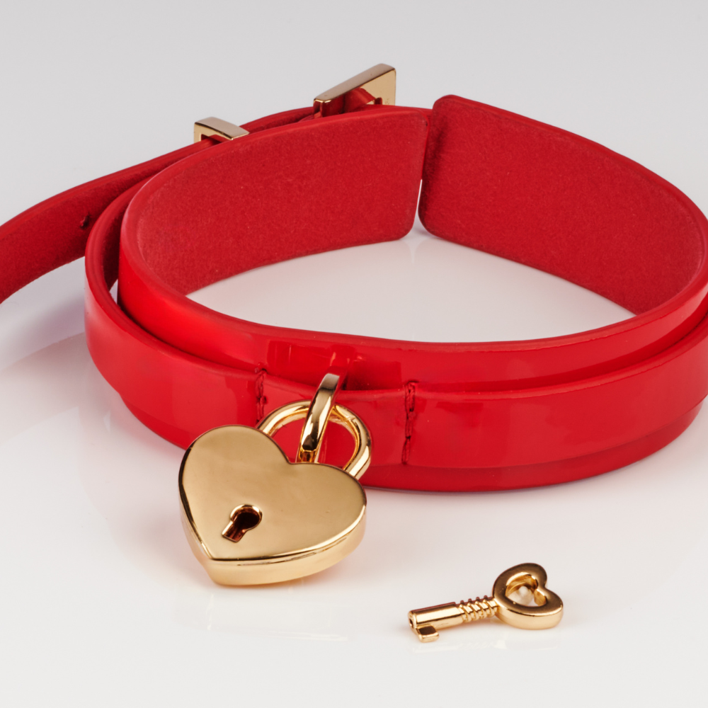 Rode Lak Collar met Gouden Leash en Heart Locker - Elegant - Kinky Diva - Afbeelding 2