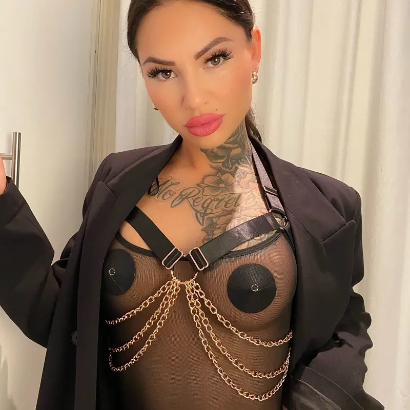 kinky-diva-bdsm-chic- met colbert